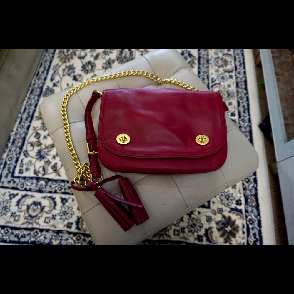 ♥️ Like-new Coach Burgundy & Gold Envelope Clutch with Gold Shoulder Chain